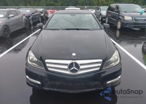 2014 Mercedes-Benz C 250 250 z USA, uszkodzony, nr VIN WDDGJ4HB5EG289213